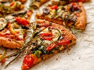 Рецепта Вегетарианска пица с гриловани зеленчуци - тиквички, чушки, лук и домати